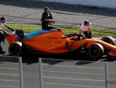 Het zal toch niet? McLaren Vandoorne valt stil en zorgt voor eerste rode vlag