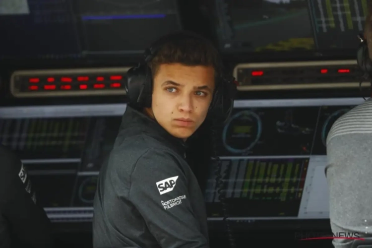 🎥 F1-rijder Lando Norris verrast kinderen door hen naar school te brengen in razendsnelle McLaren-bolide