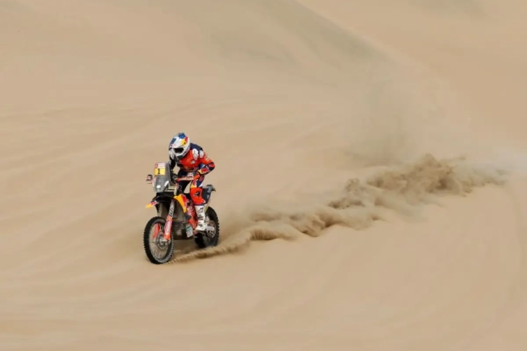 Belgische motorrijder komt zwaar ten val in Dakar-rally: met helikopter geëvacueerd, maar toestand is stabiel