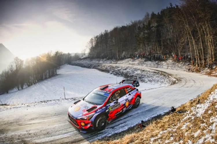 Neuville begint op podiumplaats aan slotrit in Zweden