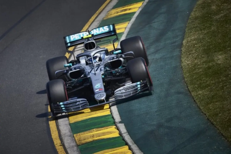 Valtteri Bottas verzilvert zijn pole en heeft dubbelslag beet in Azerbeidjzan