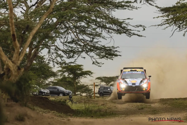 Thierry Neuville rijdt tegen boom aan en gaat na opgave nog wegzakken in Rally van Kenia