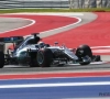 Hamilton valt ruime voorsprong Rosberg aan van op de pole